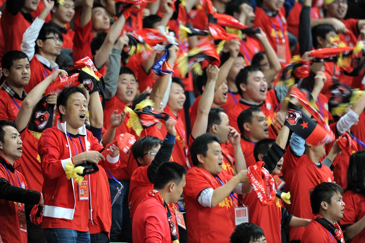 爱游戏平台体验-莱万多夫斯基重返赛场，出色发挥首场状态出色，曼联观众沸腾！引发球迷热议-爱游戏平台体验