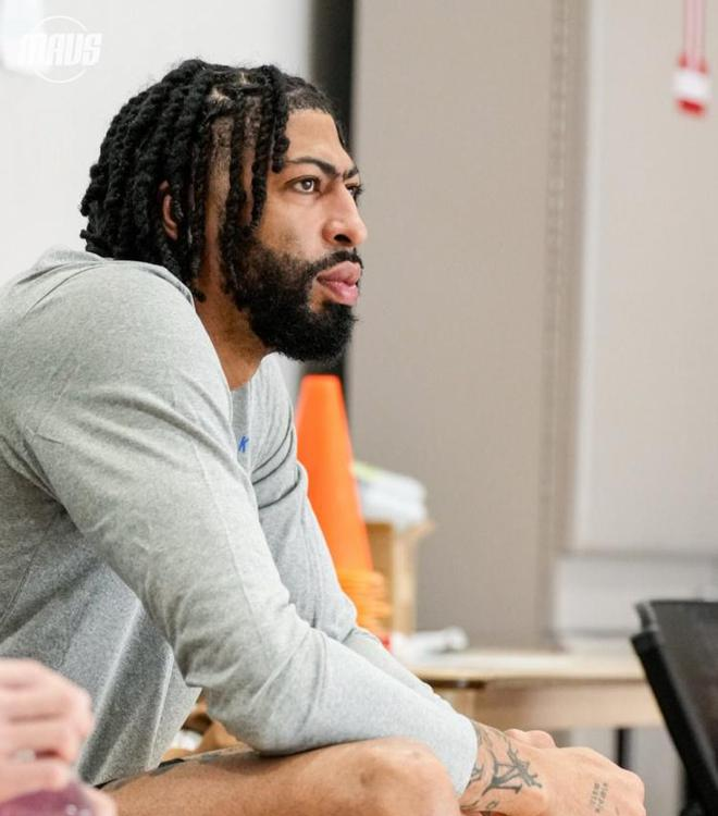 ayx-刷新纪录引发热议！，浓眉哥在MAD比赛中爆冷引发球迷热议-ayx