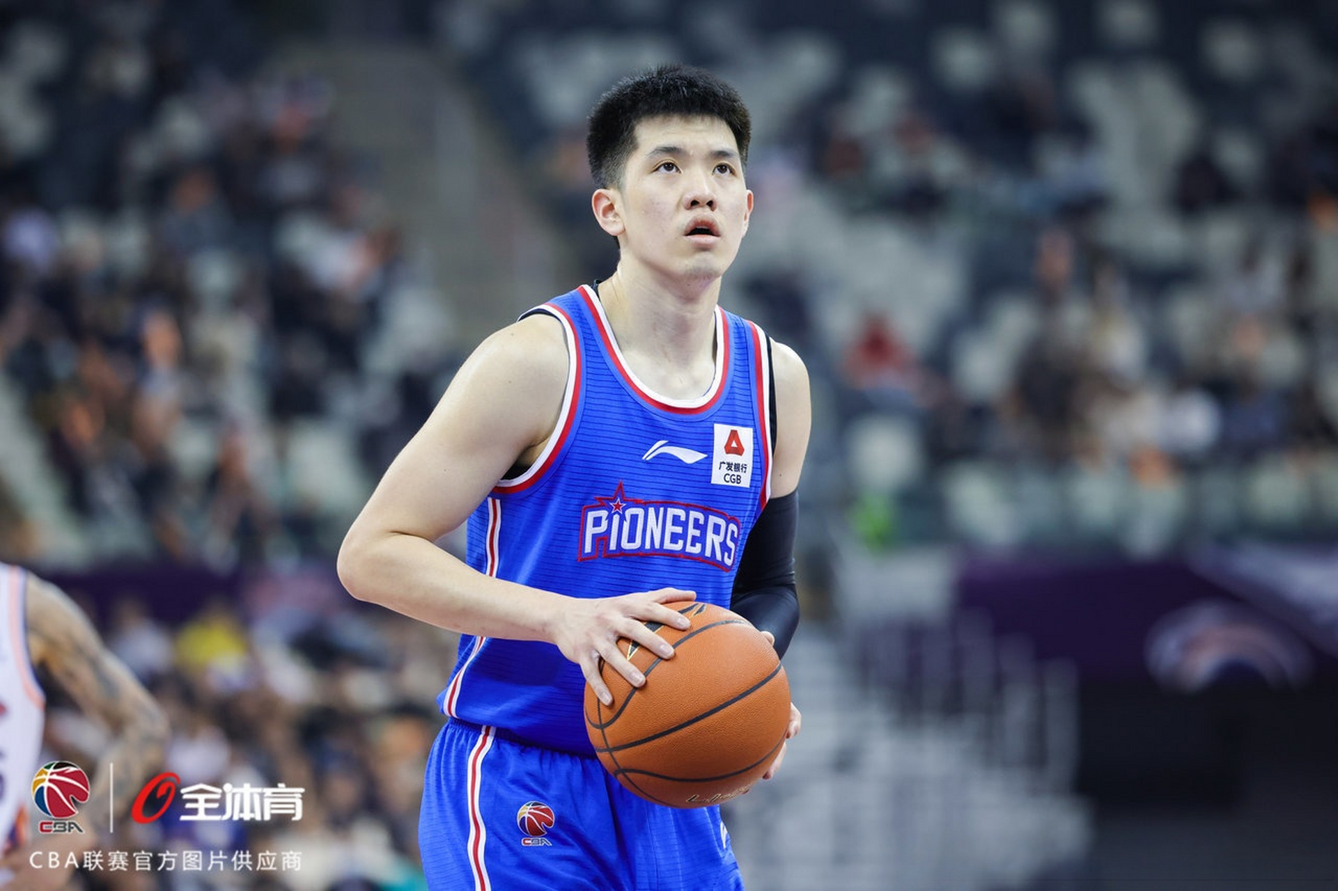 爱游戏中国官网-里程碑夜上海久事篮板制胜，欧篮联今夜刷纪录，管理层满意，球探报告显示潜力-爱游戏中国官网